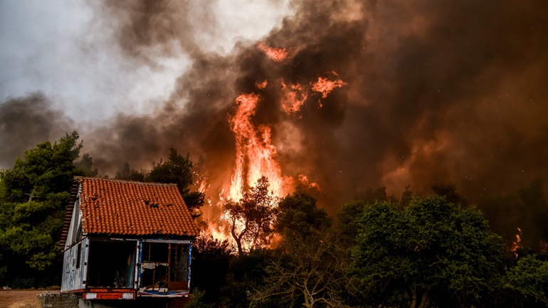 Καίει για πέμπτη μέρα η φωτιά στα Βίλια