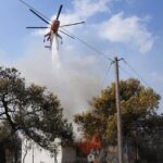 Οριοθετήθηκε στο μεγαλύτερο μέρος η πυρκαγιά στα Βίλια – Μάχη στο νότιο τμήμα