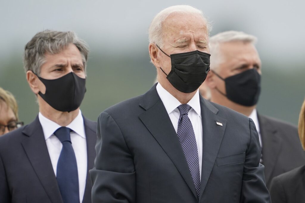 Ο πρόεδρος Μπάιντεν υποδέχτηκε τα φέρετρα των στρατιωτών που σκοτώθηκαν στη βομβιστική επίθεση στην Καμπούλ