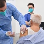 Υποχρεωτικοί εμβολιασμοί: Εναλλακτικά σενάρια για ηλικιακά κριτήρια – Ποιους αφορά