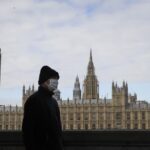 Όσοι φτάνουν στη Βρετανία θα υποβάλλονται σε τεστ PCR και θα μπαίνουν σε απομόνωση