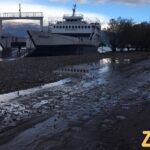 Ρίο: Οι ισχυροί άνεμοι έβγαλαν ferry boat στην παραλία