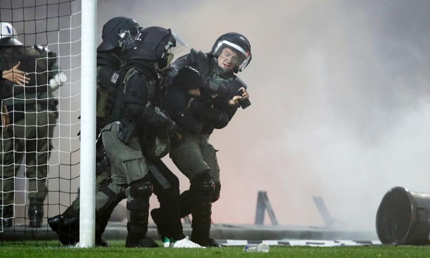 Τα ΜΑΤ έβγαλαν σηκωτούς οπαδούς τους ΠΑΟΚ! (pics)