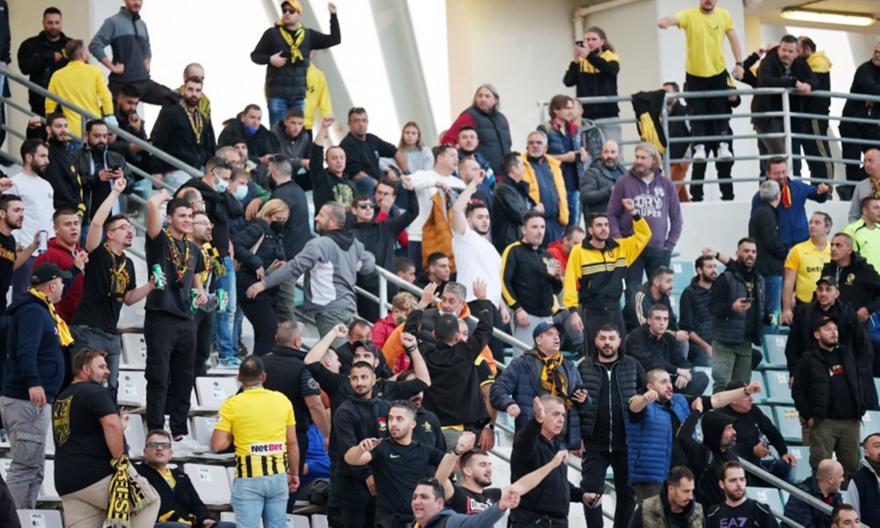 Εισβολή οπαδών του Άρη στα επίσημα του Πανθεσσαλικού και διακοπή στο ματς!