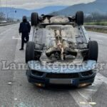 Φθιώτιδα: Σοβαρό τροχαίο στην εθνική οδό Λαμίας-Καρπενησίου – ΙΧ αναποδογύρισε στο οδόστρωμα