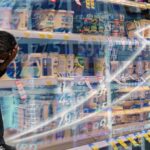 Φτωχοποιείται ο Έλληνας