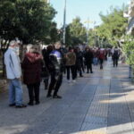 Φόβοι για εκτόξευση κρουσμάτων από τα ρεβεγιόν – Ουρές στα σημεία του ΕΟΔΥ για rapid test