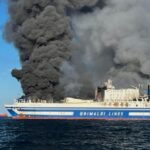 Επιχείρηση απεγκλωβισμού δύο οδηγών από το φλεγόμενο πλοίο