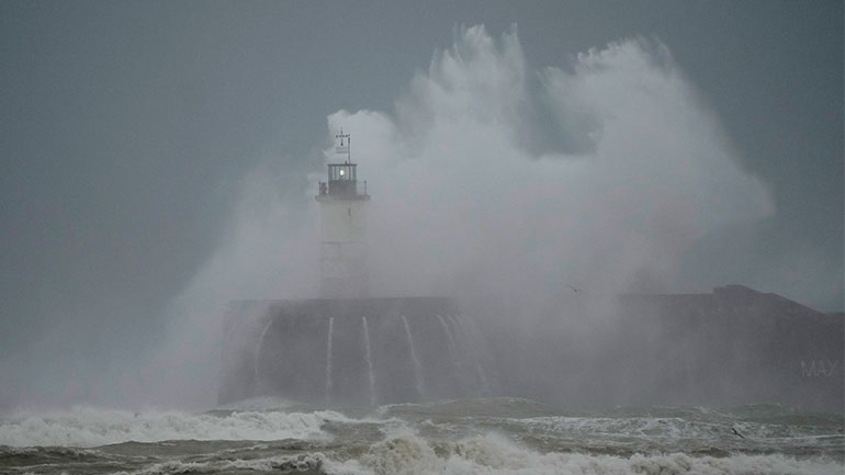 Τουλάχιστον 9 νεκροί από την κακοκαιρία «Γιούνις» στη Βρετανία – Xωρίς ρεύμα εκατοντάδες χιλιάδες σπίτια