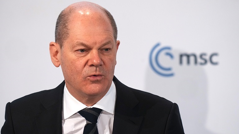 Ο Όλαφ Σολτς είναι ο τελευταίος ηγέτης της ΕΕ που δεν συναινεί στον αποκλεισμό της Ρωσίας από τον SWIFT