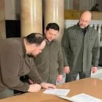 Ο Ζελένσκι ανακοίνωσε ότι υπέγραψε αίτημα για ένταξη της χώρας του στην Ευρωπαϊκή Ένωση