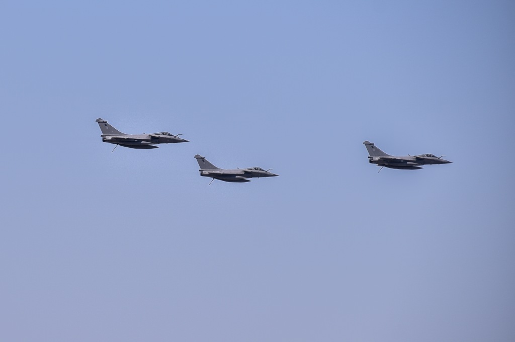 Ολοκληρώθηκε η μεγάλη στρατιωτική παρέλαση – Με Rafale για πρώτη φορά