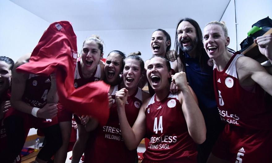 Έξαλλοι πανηγυρισμοί του νταμπλούχου Ολυμπιακού στα αποδυτήρια της Λεωφόρου! (pics)