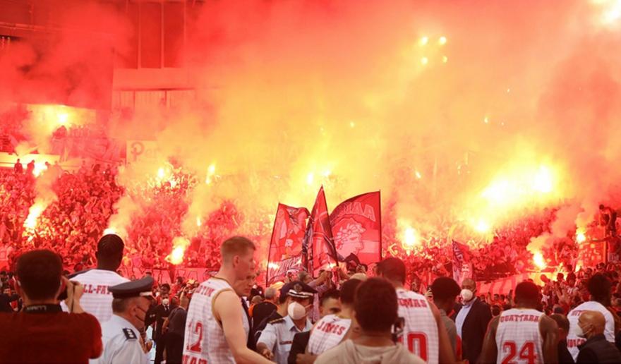 Το εκστασιασμένο ΣΕΦ, ο ασυγκράτητος πάγκος του Ολυμπιακού και το πάρτι στις κερκίδες!