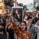 Ιράν: Συνελήφθη η δημοσιογράφος Ελάχε Μοχαμάντι που κάλυψε την κηδεία της Μάχσα Αμινί