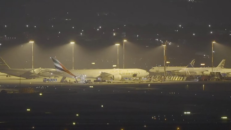 Η στιγμή που το αεροσκάφος της Emirates προσγειώθηκε στο «Ελ.Βενιζέλος»