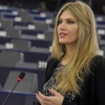 Εκτός φυλακής με «βραχιολάκι» η Εύα Καϊλή – Δημητρακόπουλος: Βγαίνει με ψηλά το κεφάλι