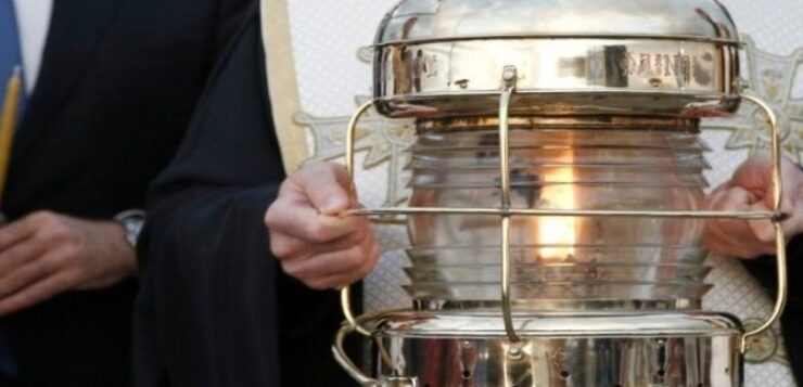 Άγιο Φως: Το απόγευμα του Μ. Σαββάτου στην Αθήνα με ειδική πτήση – Πώς θα διανεμηθεί σε όλη τη χώρα