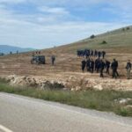 Ένταση και βία στην Καλαμιά Κοζάνης μεταξύ ΜΑΤ και κατοίκων που διαμαρτύρονταν για τα φωτοβολταϊκά