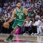 Με σούπερ Τέιτουμ, οι Σέλτικς έμειναν «ζωντανοί» απέναντι στους Χιτ