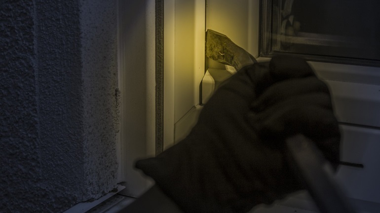 Διπλό χτύπημα διαρρηκτών στην Πάρο με θύματα τουρίστες – Άρπαξαν πανάκριβα κοσμήματα