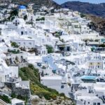 Συνελήφθη αστυνομικός για παράνομες οικοδομικές εργασίες στη Σαντορίνη