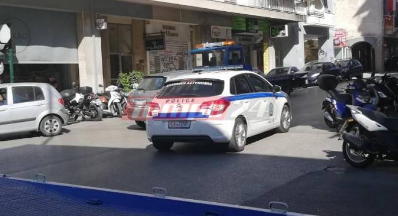 ΠΑΤΡΑ – ΤΩΡΑ: Σφοδρή σύγκρουση και το ένα ΙΧ “καρφώθηκε” στον τοίχο – ΦΩΤΟ ΚΑΙ ΒΙΝΤΕΟ