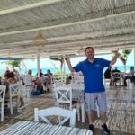 Ο Νίκος πήρε τη… σκούπα!