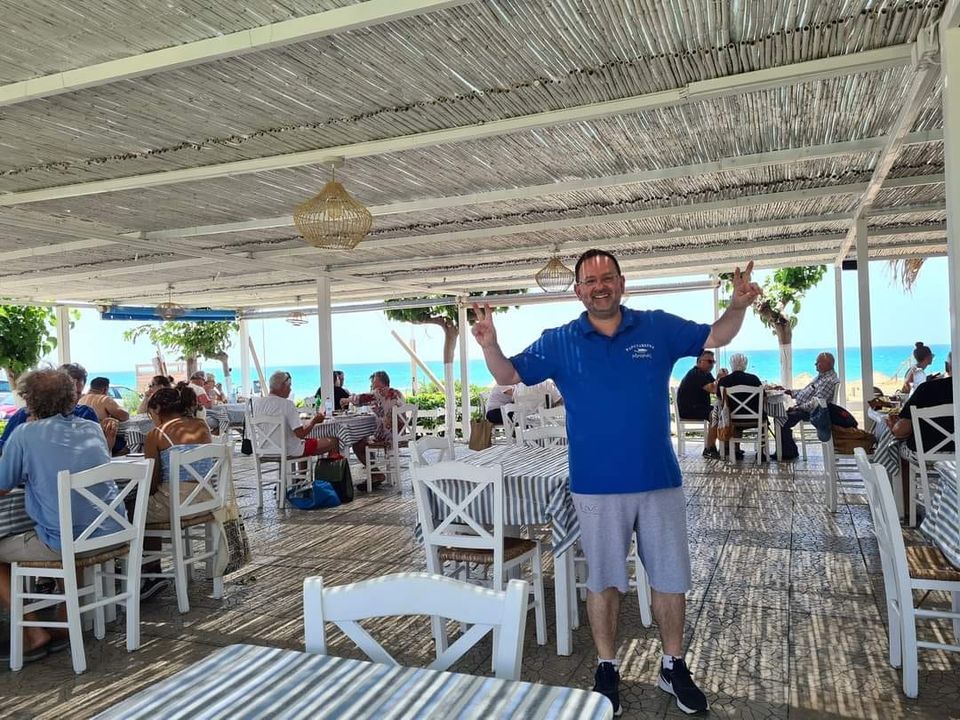 Ο Νίκος πήρε τη… σκούπα!