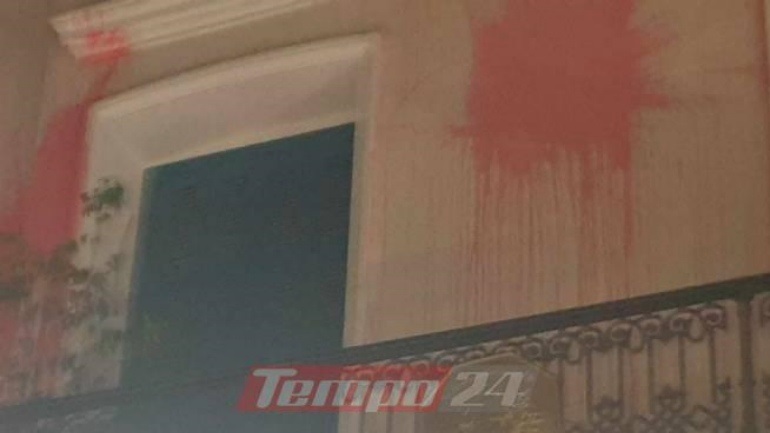 Πάτρα: Επίθεση με μπογιές στο Γαλλικό υποπροξενείο