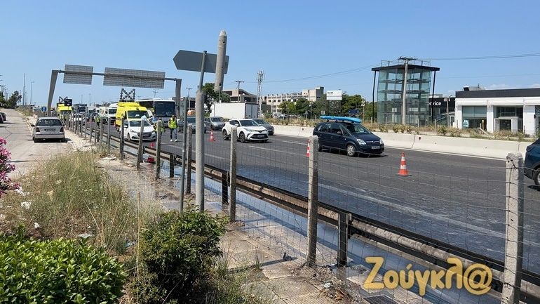 Κυκλοφοριακό κομφούζιο στον Κηφισό – Άνοιξε η πόρτα φορτηγού και γέμισε με κρέατα το οδόστρωμα