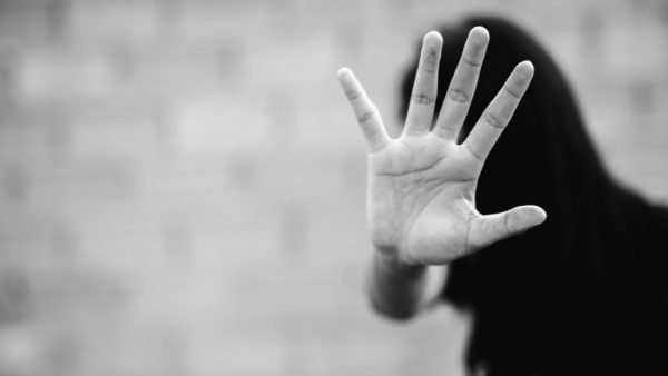 Ασέλγεια στο Ιλιον: «Η εγγονή μου φέρνει κοριτσάκια στο σπίτι και εγώ τα χαϊδεύω»