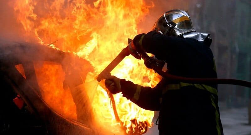 Πατρών – Πύργου: Φωτιά σε εν κινήσει αυτοκίνητο που επέβαινε οικογένεια!