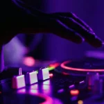 Ανέβηκαν τα ντεσιμπέλ και μπήκαν χειροπέδες – Συλλήψεις σε Πάτρα και Ναύπακτο