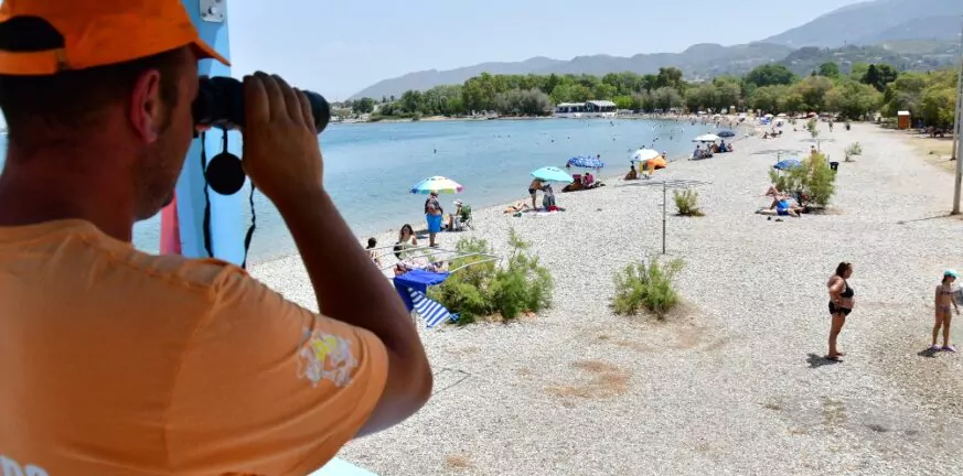 Πάτρα: Σωτήρια επέμβαση ναυαγοσώστη στην Πλαζ – Εσωσε 78χρονο που κινδύνευσε να πνιγεί