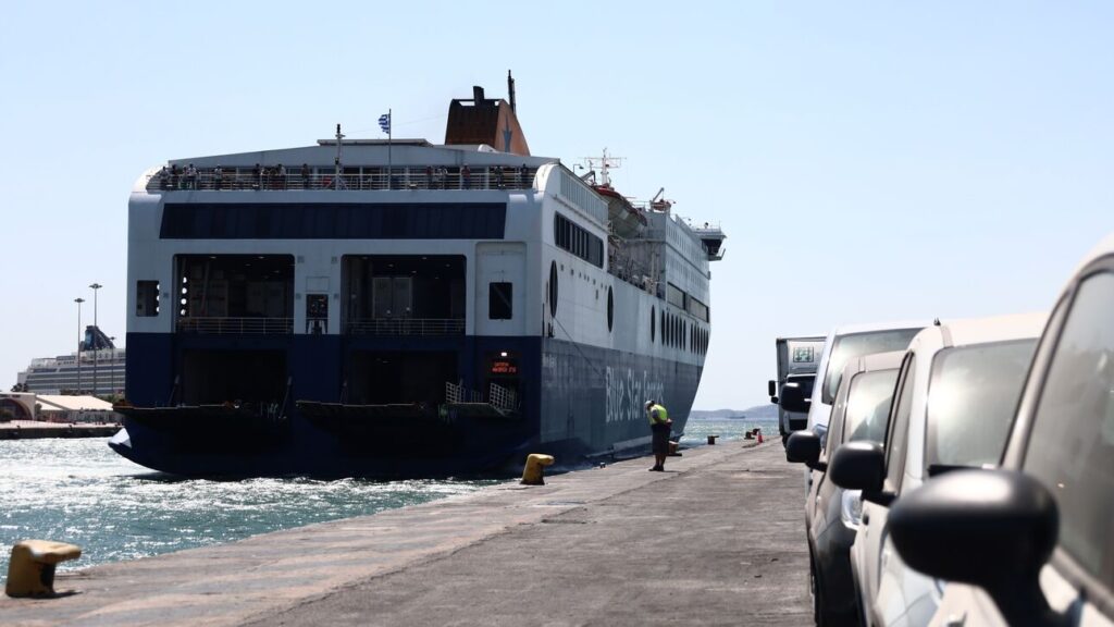 Πειραιάς: Δύο ναυτικοί έπεσαν στη θάλασσα από δεμένο πλοίο – Μεταφέρθηκαν στο νοσοκομείο