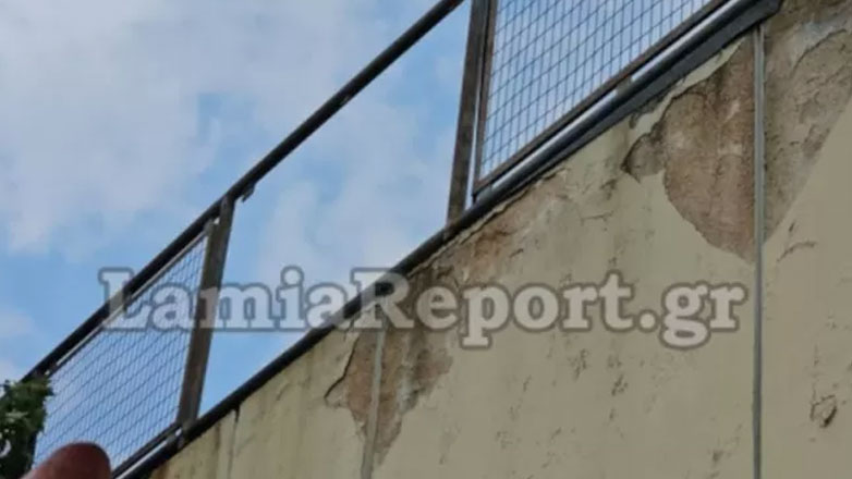 Λαμία: Χειρουργείται στα πόδια ο 13χρονος μαθητής που έπεσε από 5 μέτρα όταν υποχώρησε κάγκελο στο σχολείο