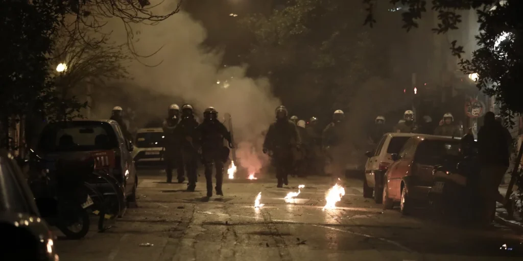 Θεσσαλονίκη: Νύχτα επεισοδίων με Ρομά -Οδοφράγματα, φωτιές, συγκρούσεις με τα ΜΑΤ