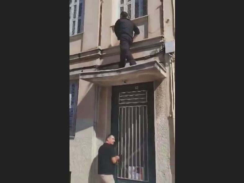 Πάτρα: Αστυνομικός έσωσε ηλικιωμένο που βρισκόταν όλη τη νύχτα “ακινητοποιημένος” στο πάτωμα