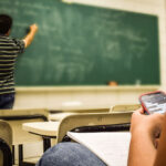 Τέλος τα κινητά τηλέφωνα στα σχολεία