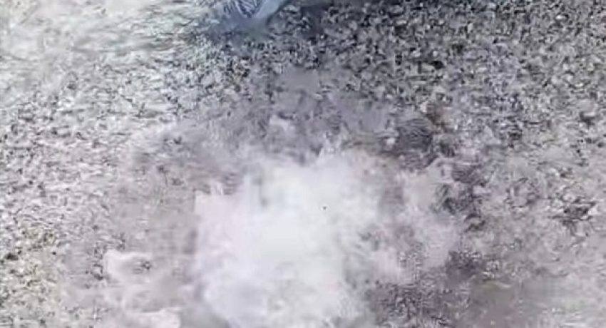 Πατρών Κλάους: Τεράστιες ποσότητες νερού χύνονται στον δρόμο