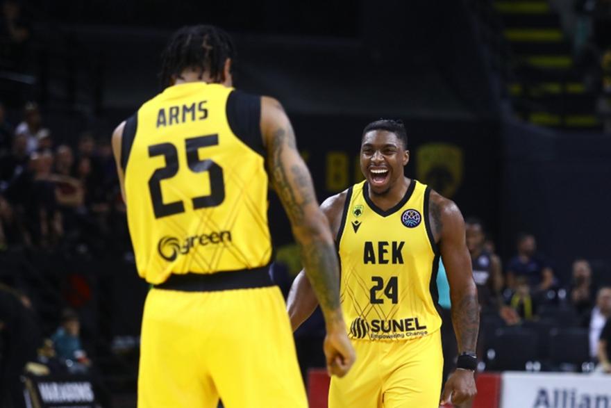 Συνέτριψε τη Σολνόκι με… δίδυμους πύργους κι έκανε βήμα πρωτιάς η αήττητη ΑΕΚ!
