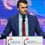 ΗΠΑ: Ακυρώσεις σε βίζες εξαιτίας σχολίων στα social media για τη δολοφονία του Τσάρλι Κερκ