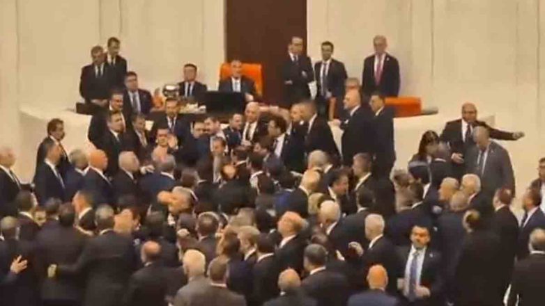 Άγριο ξύλο στη Βουλή της Τουρκίας