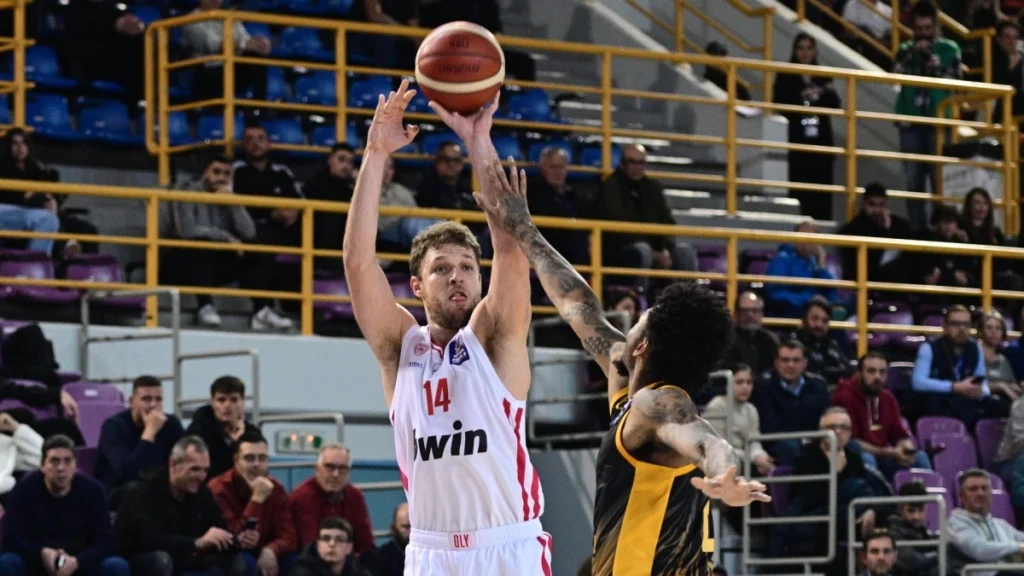 Στα ημιτελικά του Final 8 με περίπατο κόντρα στην ελλιπή ΑΕΚ ο Ολυμπιακός